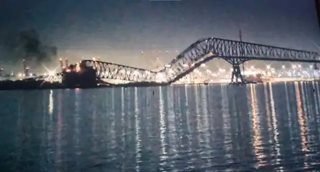 Ura e Baltimores rrëzohet në lumë pasi u godit nga një anije mallrash